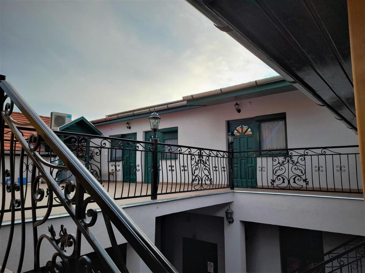 Bársony Vendéglő és Panzió Szecseny Exterior foto